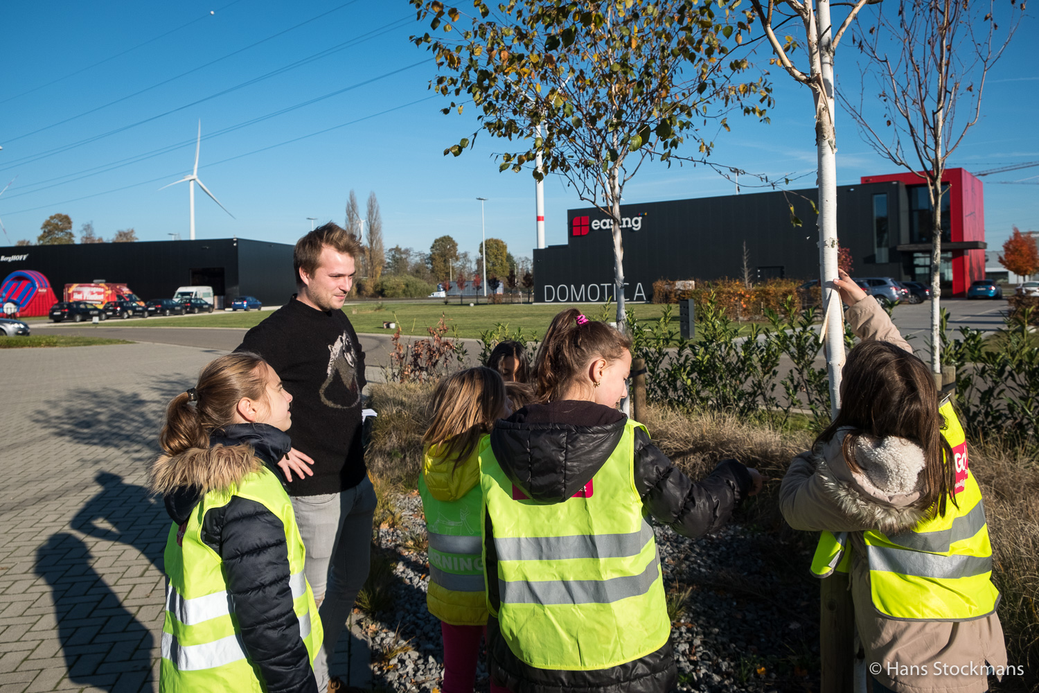 Welke boom is dit? De kinderen ontdekken het tijdens de fotozoektocht begeleid door Freek.