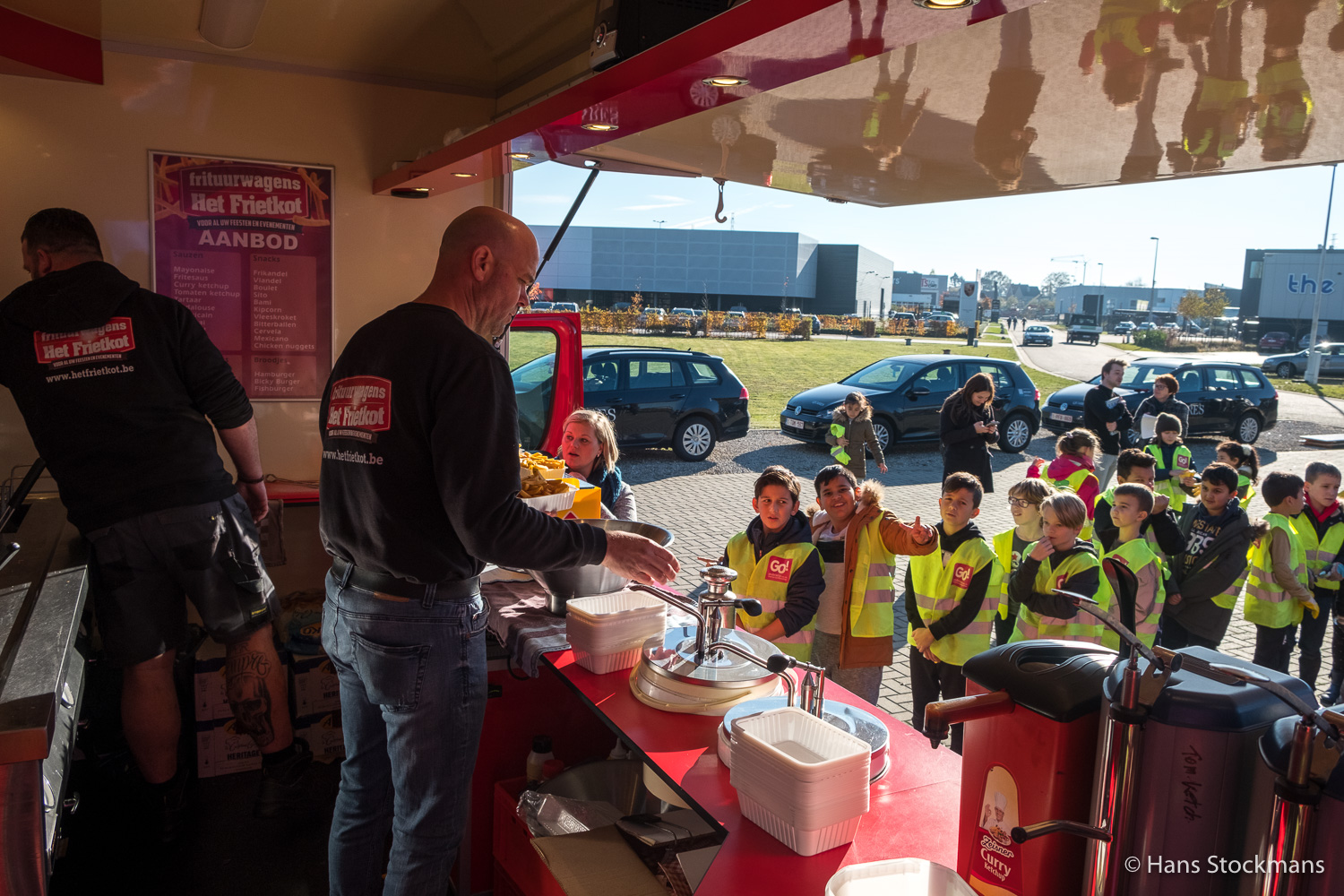 ’s Middags wordt er aangeschoven voor het frietkraam.