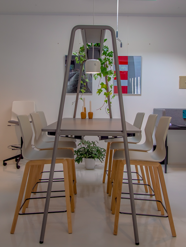 Meubilair in de Hasseltse showroom van Four Design.