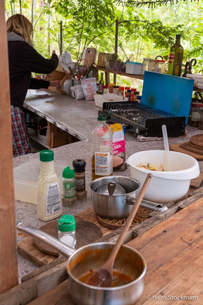 Vrijwilliger Cande(la) aan de slag in de buitenkeuken.