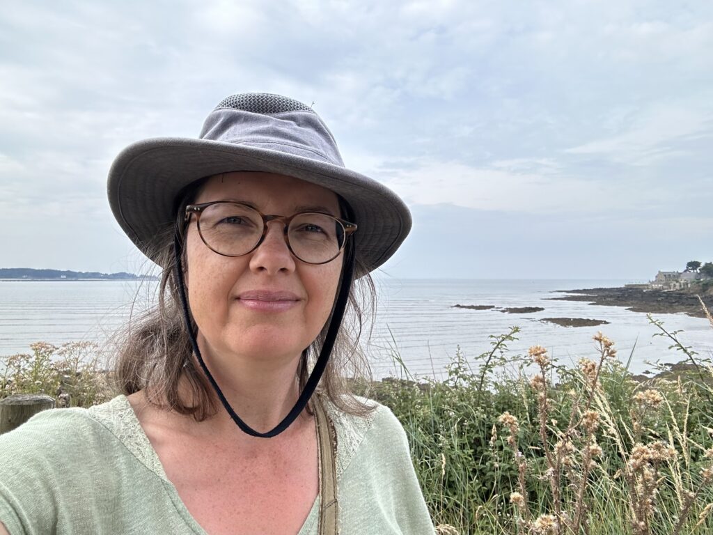 Selfie genomen aan de Bretonse zuidkust, op een zwaarbewolkte dag in juni 2023.
