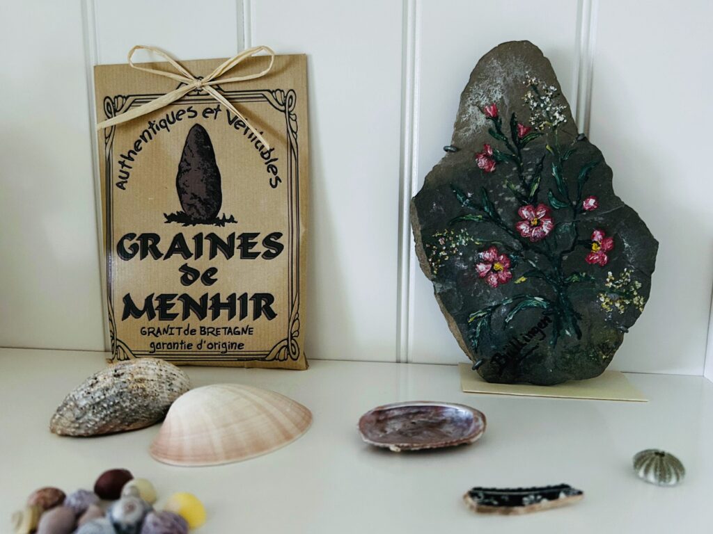 Stukje van mijn Wunderkammer, mijn kast vol objecten en verhalen. Hier een beschilderde steen, schelpen en een reepje witblauw aardewerk.
